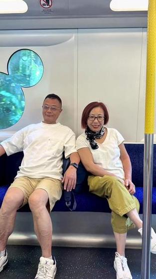 新澳今晚特9点30开什么和带不同小孩地铁乞讨与地铁带两个小孩